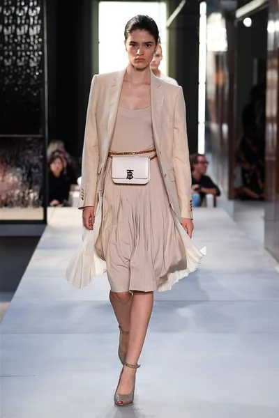 Look 16
